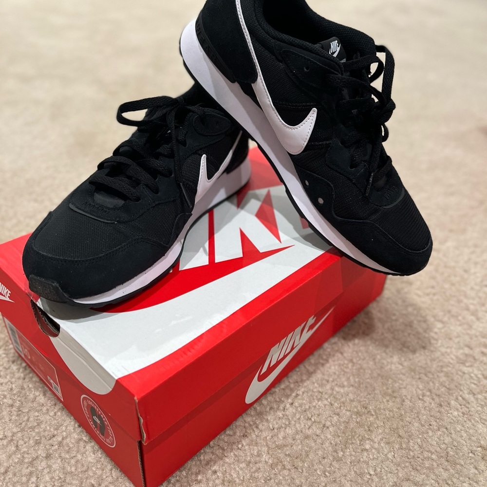 Nike Venture Runner Men's Running Shoes Black
Comes with box 
Size 10